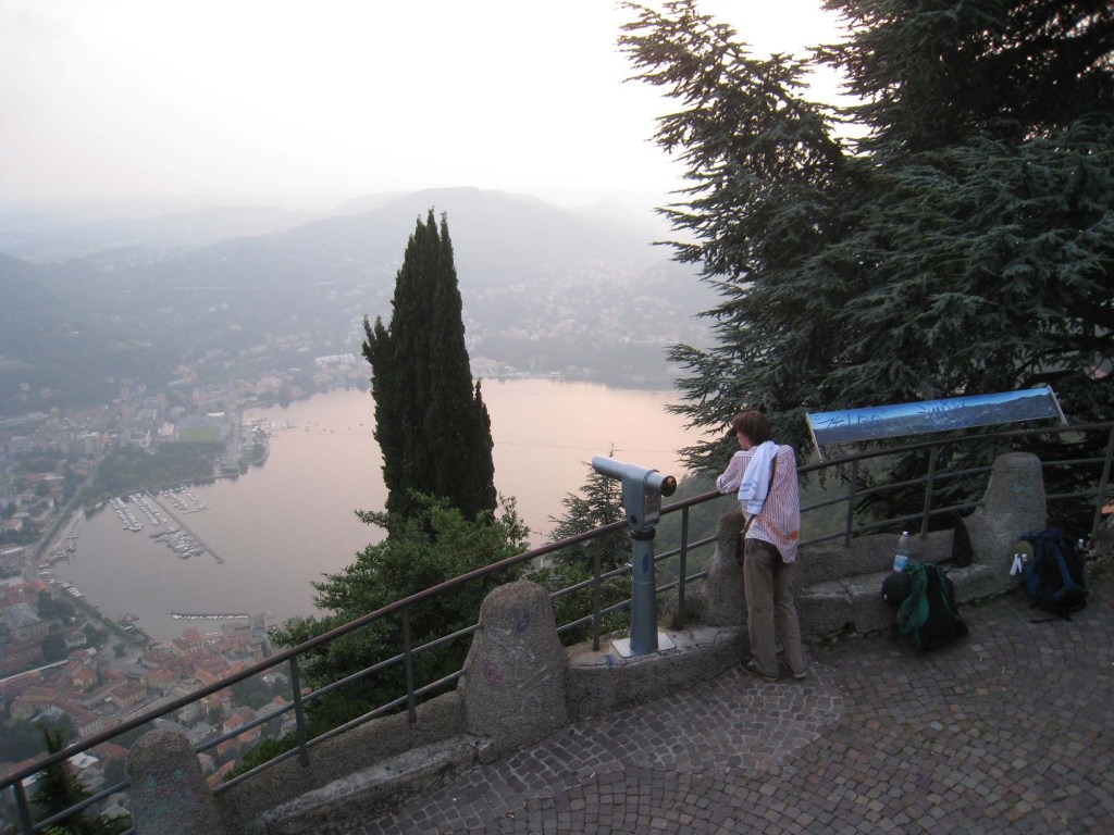 J’ai posé mon sac à dos, j’ai une serviette de bain sur l’épaule afin de m’éponger de toute cette sueur. Je remarque que ma ceinture en cuir a déteint sur ma chemise Marlboro Classics.