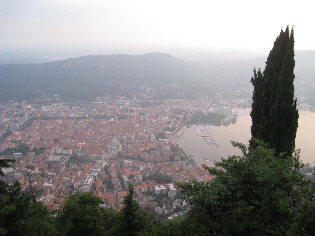 "On commence à avoir une belle vue de Côme, je l’aperçois brièvement chaque fois que les arbres s’écartent et que les gouttes de sueur perlant sur mon front me laisse un instant de répit."